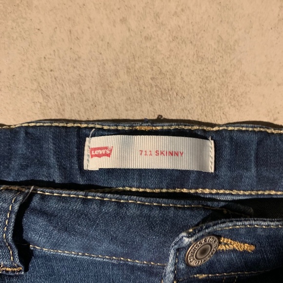 Levi’s with flower detailing - Picture 2 of 4
